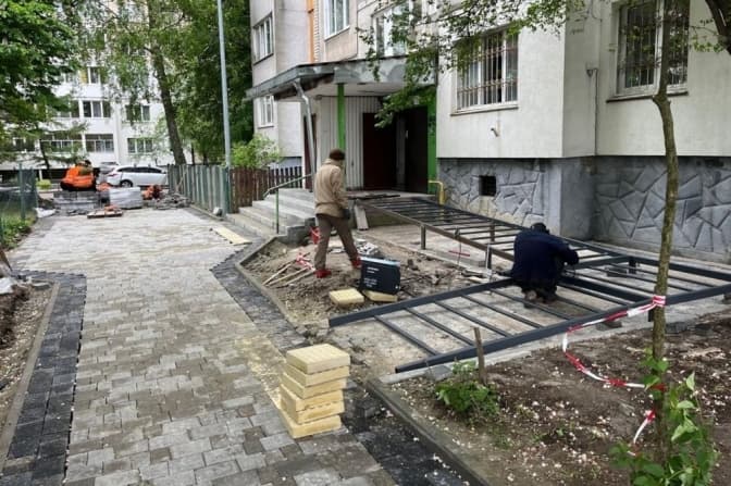 В одному із районів Львова облаштовують пандуси до двох будинків, де живуть люди на колісних кріслах