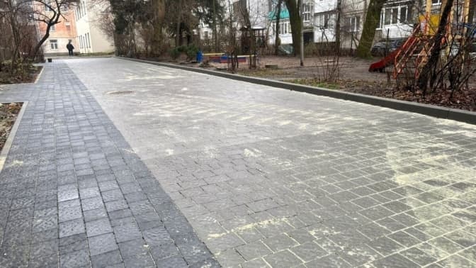 У Франківському районі оновили хідник і проїзд біля будинку: мешканці зібрали 100 тис. грн