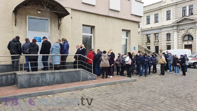 До пункту вакцинації від Covid-19 на вокзалі у Львові утворилася черга. Фото