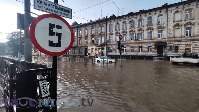Потоп на Сахарова. Що потрібно зробити, аби вулиця не плавала під час сильних дощів