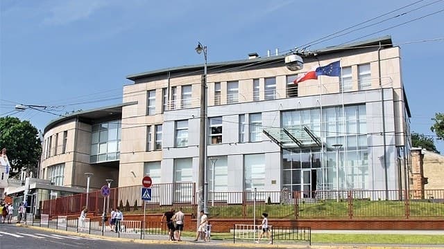 Консульство Польщі тимчасово припиняє роботу через коронавірус