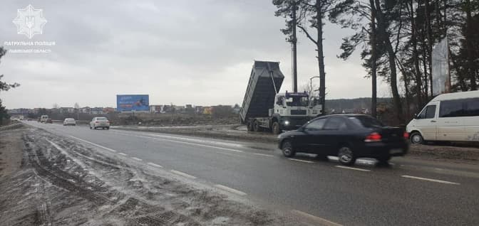 За забруднення вуличної мережі у Львові патрульні склали протоколи на водія та будівельника