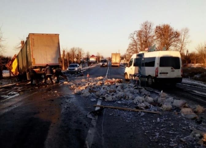 На Львівщині зіткнулися дві вантажівки. Рух – ускладнений