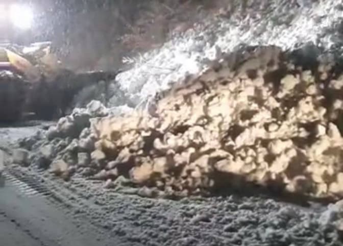 На дорогу Мукачево – Львів уночі зійшли дві снігові лавини. Відео