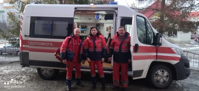 На Львівщині медики «швидкої» врятували чоловіка, який ледь не втопився у басейні