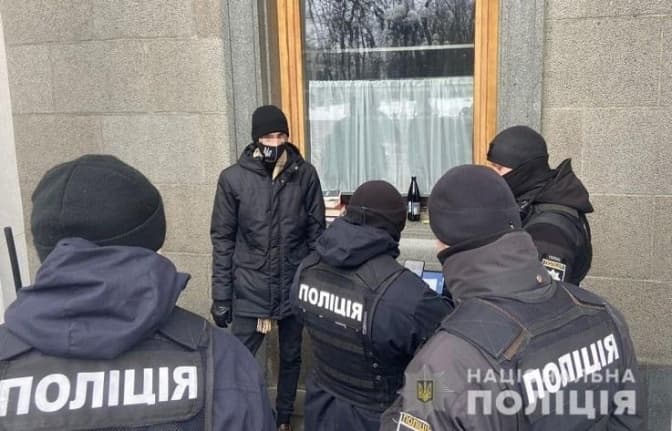 Львів’янин кинув молоток у вікно будівлі Верховної Ради та хотів втекти