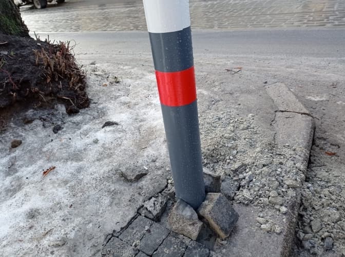 На вулиці Бандери встановили антипаркувальні стовпці, але їх ще не замостили. Фото