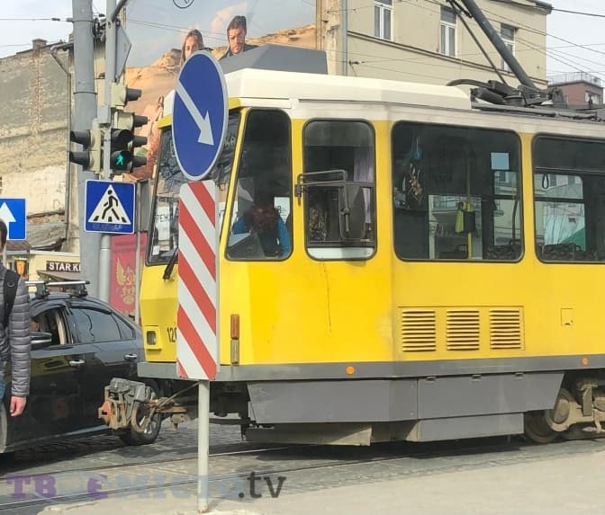 Біля Львівської опери сталася ДТП, рух заблокований