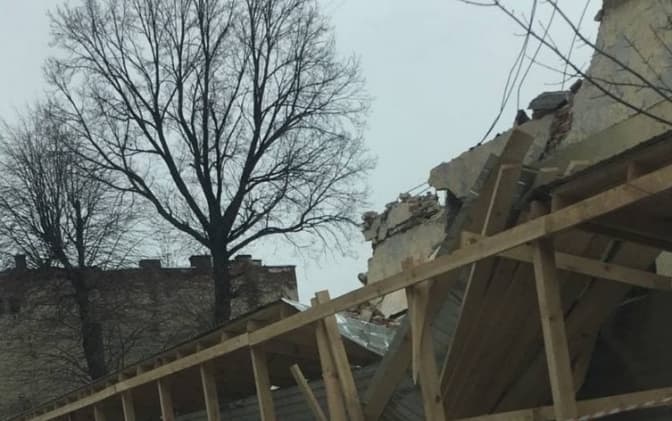 На вулиці Замарстинівській у Львові обвалилася частина фасаду будинку. Фото