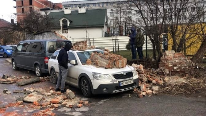Через негоду у Львові частина стіни обвалилася на автомобілі