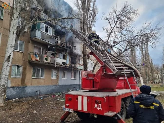 Російські війська обстріляли житлові будинки Миколаєва, тривають пожежі