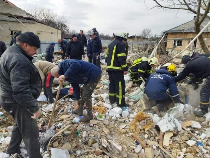Росіяни обстріляли селище на Київщині. Під завалами загинули діти