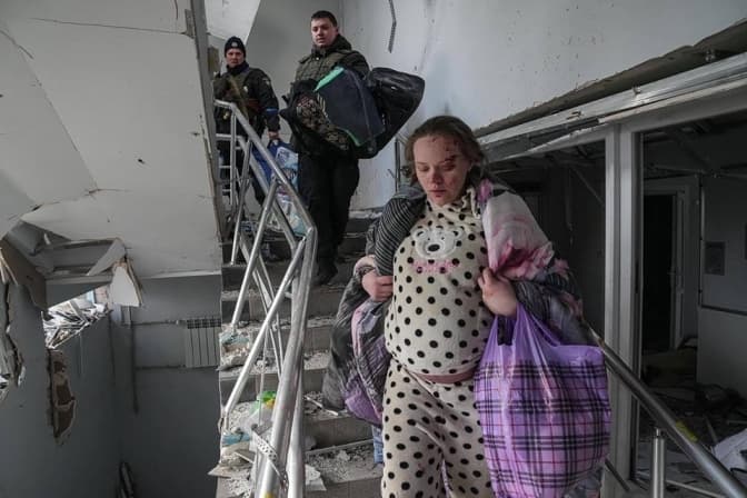 Авіаналіт на пологовий будинок та лікарню в Маріуполі. Фото
