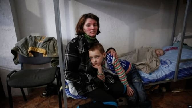 «Не треба оцінювати мову чи говірку». Садовий закликав допомагати тим, кого з дому виселила війна