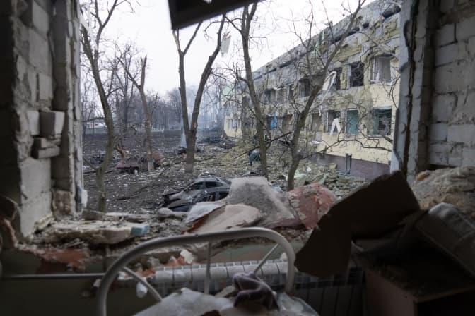 Греція готова відбудувати розбомблений пологовий будинок у Маріуполі