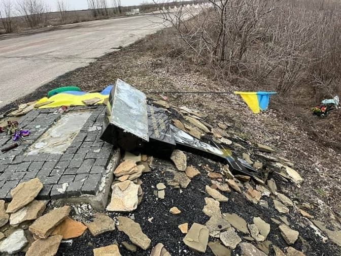 Російські загарбники знищили пам’ятник Герою України Василю Сліпаку