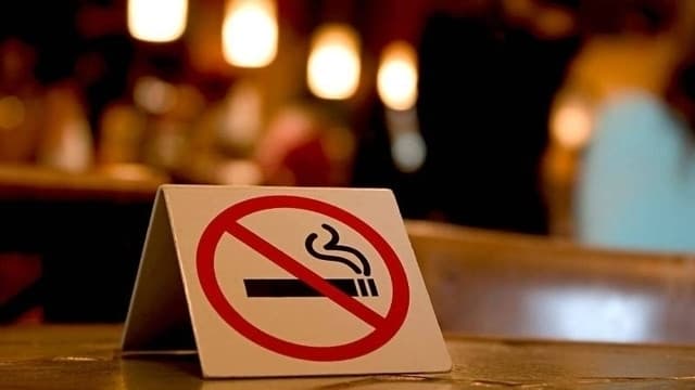 В Україні знову контролюватимуть заборону куріння в кафе