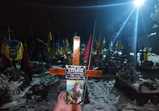У Львові відкрили кримінальне провадження через зниклі прапори з могил військових