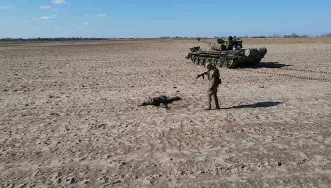 Російський солдат здався з танком бійцям ЗСУ за винагороду, – радник міністра МВС