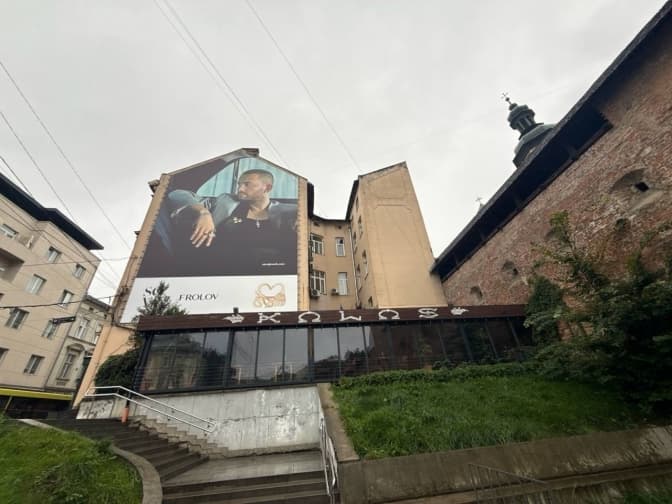 У міськраді заявили, що ресторан у центрі Львова самовільно зайняв комунальну землю й облаштував терасу