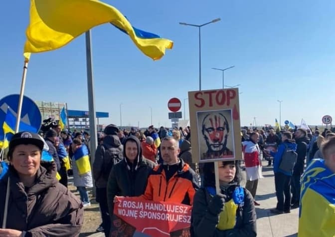 Активісти блокують російські фури на кордоні Польщі з Білоруссю. Черга вже близько 35 км