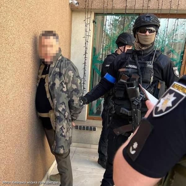 У Києві затримали чоловіка, який наказав озброєній групі відібрати зброю в патрульних