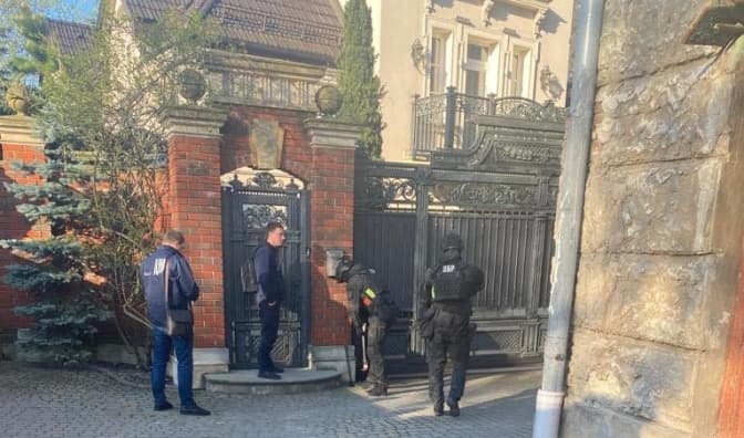 У Львові провели обшуки об’єктів нерухомості, що належать нардепу-втікачу Козаку. Оновлено