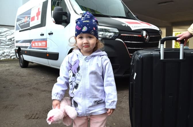 Ще 12 онкохворих діток відправили зі Львова до Польщі