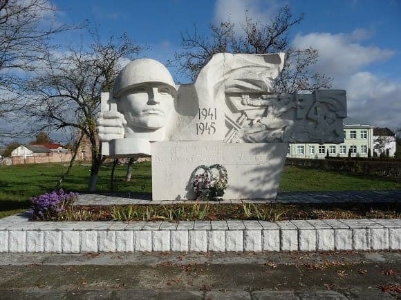 На Львівщині демонтують 6 радянських пам’ятників. Фото