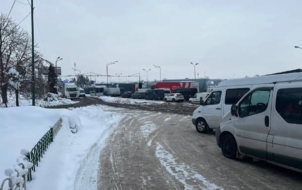 У пунктах пропуску на Львівщині на перетин кордону очікують майже півсотні авто