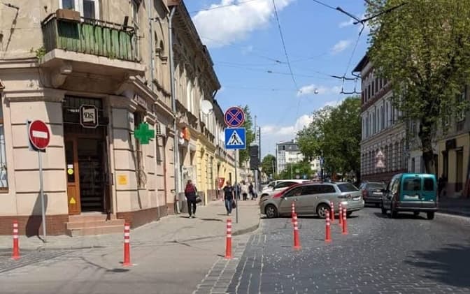 На вулиці Федьковича у Львові встановили делінеатори