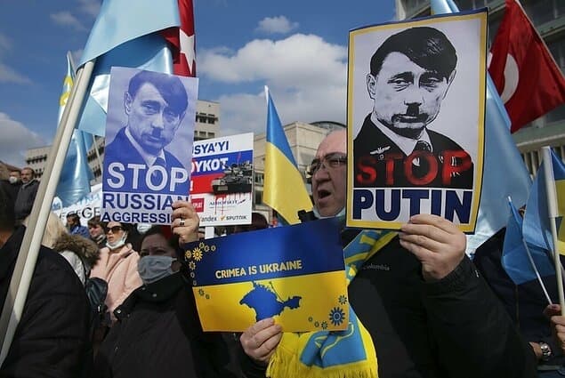«А імператор-то голий». Як соцмережі відреагували на путінський парад у Москві