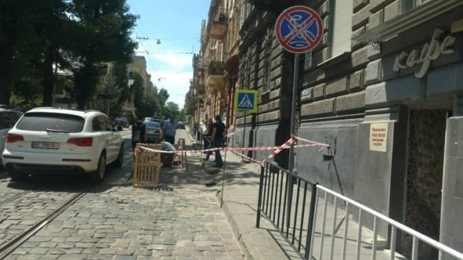 На вулиці Чупринки утворилося провалля. Львів’ян попереджають про ускладнений рух