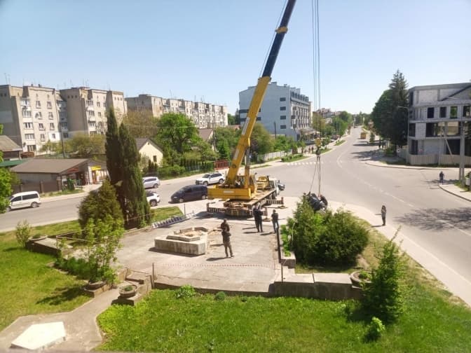 Біля Львова демонтували стелу радянських воїнів. Фото, відео