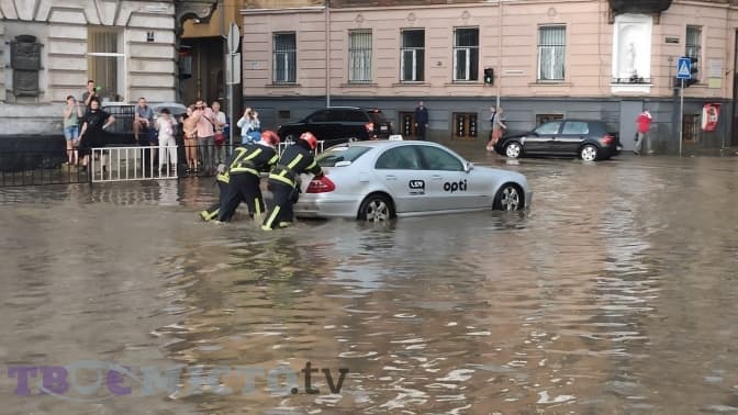 На деяких вулицях потоп, розшитий дах та повалені дерева. Наслідки негоди. Фото