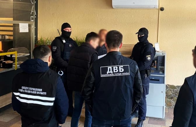Експоліцейський з Львівщини за 3 тисячі доларів переправляв ухилянтів до Польщі