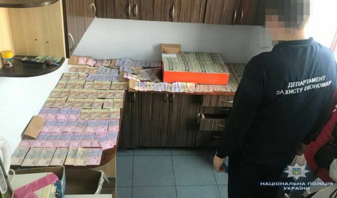 У Львові на хабарі затримали чиновницю Укртрансбезпеки та її чоловіка