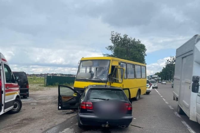 Біля Львова маршрутка зіткнулася з легковим авто. Є потерпіла