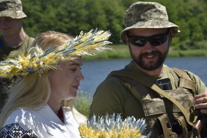 Журналістка зі Львова та доброволець одружилися на передовій. Фото