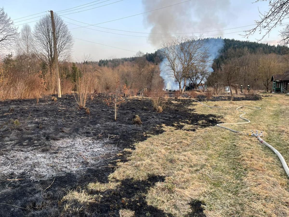 На Львівщині за день у лікарні померли троє людей із опіками після спалювання трави