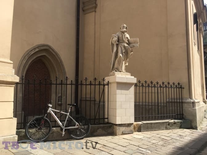 Із Латинської катедри у Львові забрали на рестраврацію старовинні скульптури. Фото