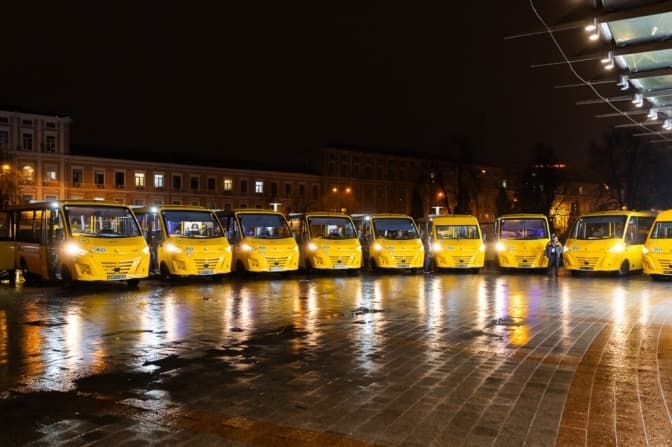 Україна отримала від ЄС 370 шкільних автобусів