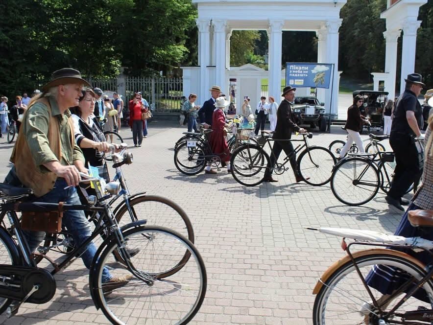 Колона на ретровелосипедах проїхалась Львовом