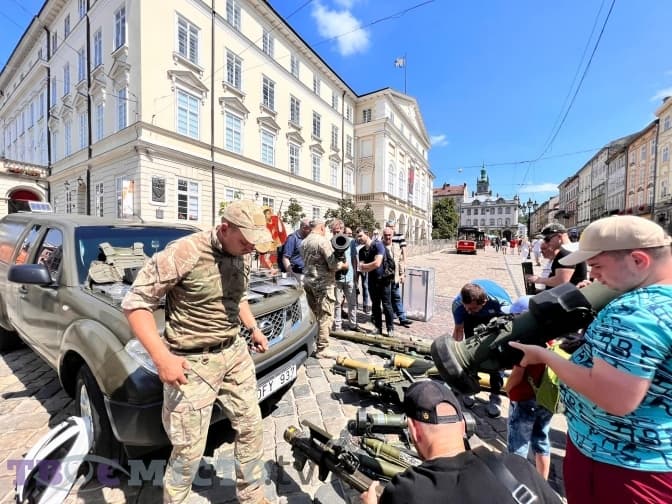 У центрі Львова «Львівський Лицар» влаштував акцію на підтримку ЗСУ. Фото, відео