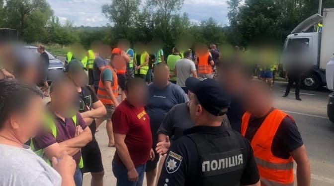 На ділянці дороги Тернопіль – Львів – Рава-Руська повністю перекрили рух. Оновлено