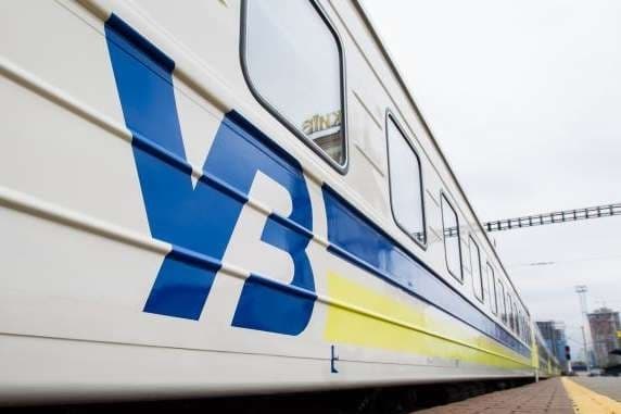 Укрзалізниця попередила про затримку поїздів через обстріл Київщини