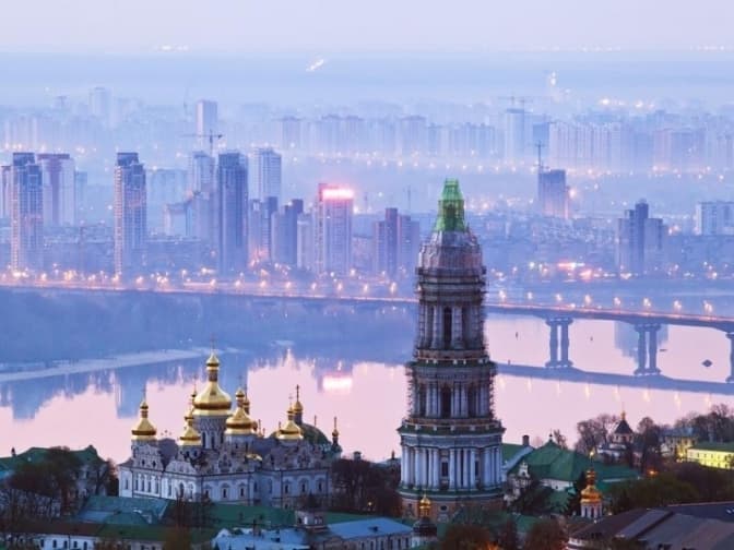 Киянам рекомендують не виходити з домівок і зачиняти вікна