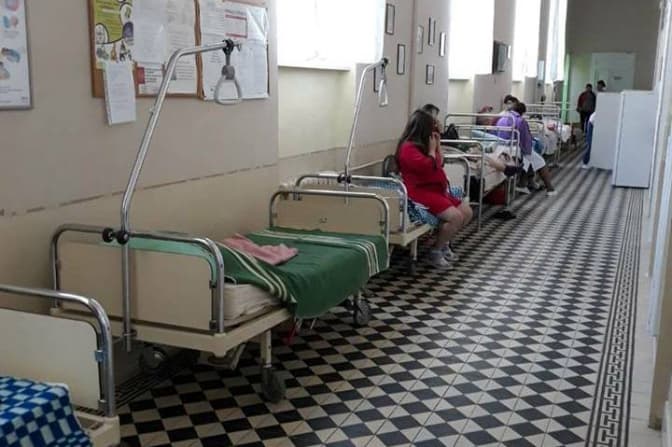 У пологовому на Раппопорта пояснили, навіщо встановили ліжка в коридорі