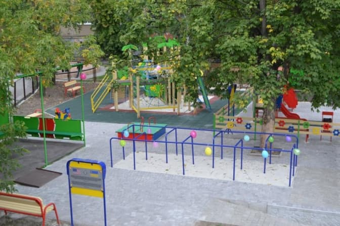 На вулиці Рильського у Львові відкрили інклюзивний дитмайданчик. Фото