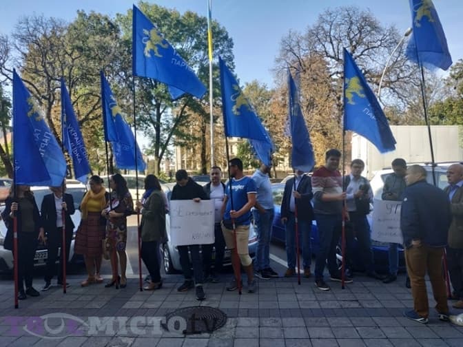 Заява і пікети. Як Львівщина реагує на рішення президента про «формулу Штайнмаєра». Фото